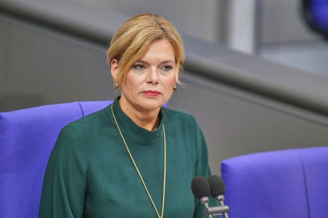 Julia Klöckner hisst die Regenbogenflagge am Bundestag zum Internationalen Tag gegen Homophobie.