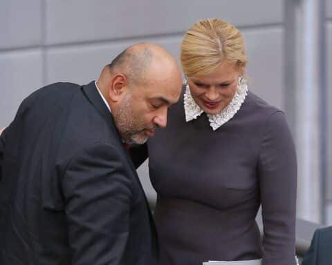 Bundestagspräsidentin Klöckner und Vizepräsident Nouripour diskutieren über Bauprojekte und Kostensenkungen.