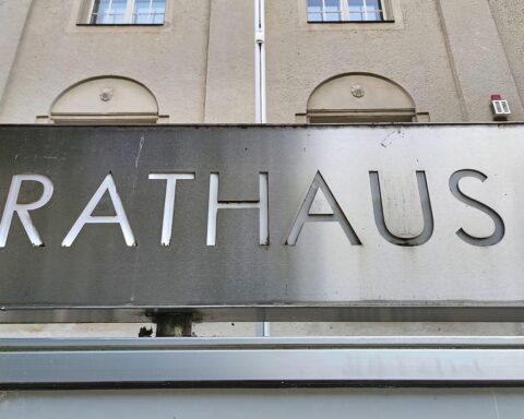 Rathaus mit Protestplakaten, Kommunalpolitiker warnen vor finanzieller Überlastung der Städte und Gemeinden.