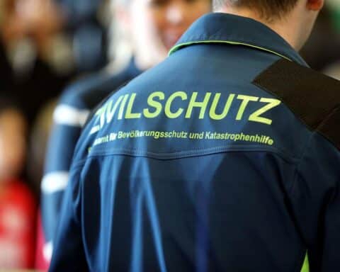Zivilschutz-Mitarbeiter überprüfen Schutzräume, symbolisieren Investitionen in den Bevölkerungsschutz und Infrastruktur.