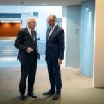 Winfried Kretschmann und Friedrich Merz bei einem Abschiedsbesuch im Kanzleramt, gut gelaunt.