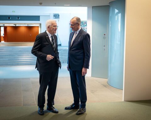 Winfried Kretschmann und Friedrich Merz bei einem Abschiedsbesuch im Kanzleramt, gut gelaunt.