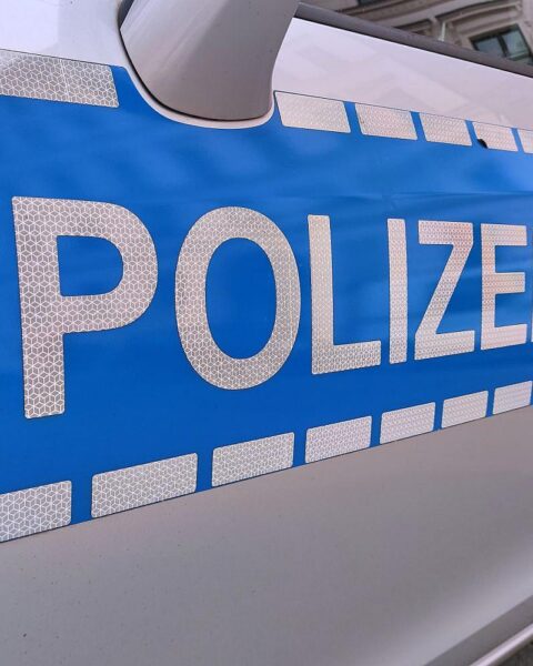 Polizeiauto vor Unfallstelle auf L3044, Trauer aufgrund tödlichem Verkehrsunfall mit zwei Fahrzeugen.