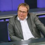 Oliver Krischer kritisiert Pkw-Maut und Andreas Scheuer in einer politischen Diskussion in Berlin.