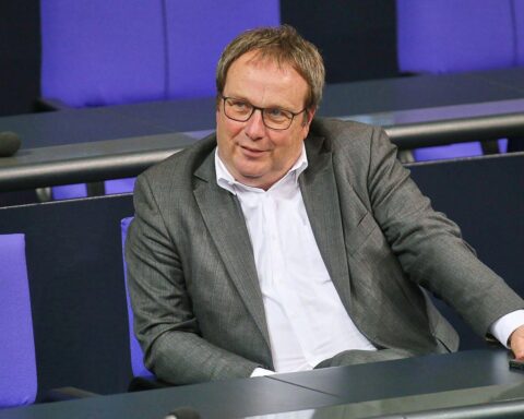Oliver Krischer kritisiert Pkw-Maut und Andreas Scheuer in einer politischen Diskussion in Berlin.