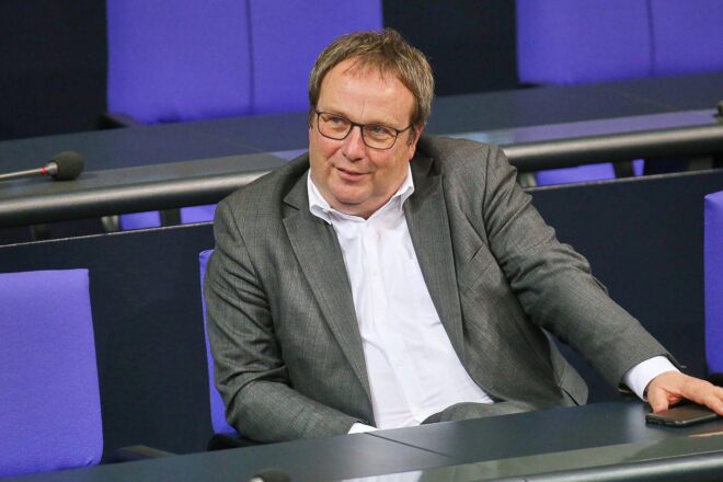 Krischer kritisiert Scheuer wegen Pkw-Maut