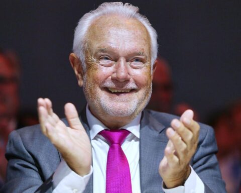 Wolfgang Kubicki im Gespräch, symbolisiert Stärke und Reformwillen der FDP nach Parteitag.