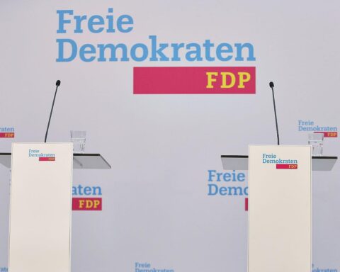 Wolfgang Kubicki bei FDP-Pressekonferenz: Zukunft und Reformprogramm der Partei im Fokus.