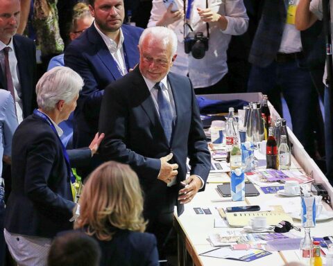 Wolfgang Kubicki wird als neuer FDP-Vorsitzender gefeiert, Marie-Agnes Strack-Zimmermann überrascht.