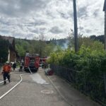 Feuerwehr im Einsatz: Löschen von Küchenbrand im Dachgeschoss eines Wohngebäudes in Unterreichenbach.