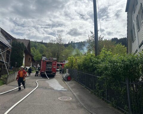 Feuerwehr im Einsatz: Löschen von Küchenbrand im Dachgeschoss eines Wohngebäudes in Unterreichenbach.