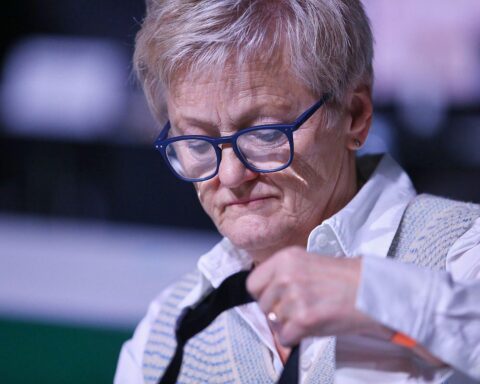 Renate Künast untersucht familiäre NSDAP-Verbindungen, reflektiert über vergangene Geheimnisse und historische Verantwortung.