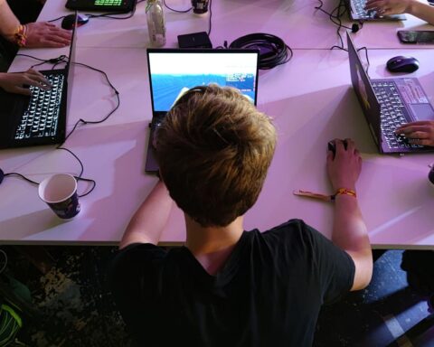 Junge Leute spielen Videospiele, symbolisieren die boomende Software- und Games-Industrie in NRW.