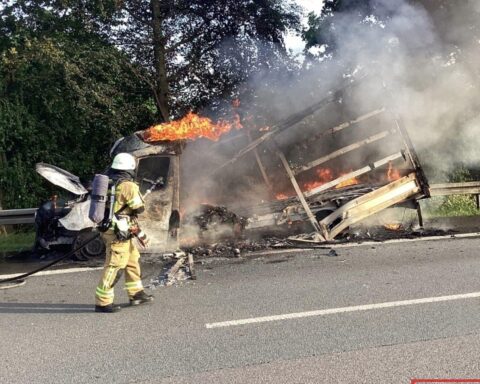 Löscharbeiten an brennendem LKW auf Autobahn, Feuerwehr im Einsatz, Rauch und Verkehrsstörungen sichtbar.