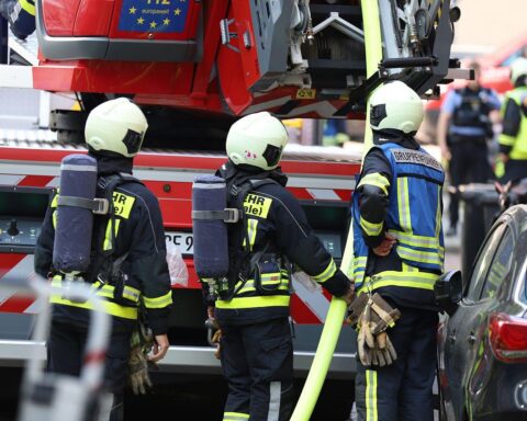 Feuerwehrfahrzeuge, Feuerwehrleute bei einem Einsatz, Unterstützung für Brandschutzmaßnahmen in Sachsen-Anhalt.
