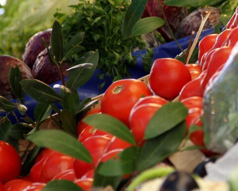 Tomaten an einem Gemüsestand, symbolisieren regionale Qualität und Nachhaltigkeit in Baden-Württemberg.