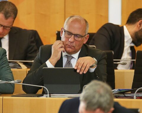 Roman Poseck präsentiert die positive Bilanz der hessischen Beratungsstelle gegen Online-Hass.