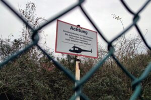 Hubschrauberlandeplatz symbolisiert die Bedeutung der Luftrettung für ländliche Gesundheitsversorgung.