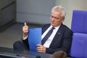 Bundeslandwirtschaftsminister Rainer kündigt Ausbau der Lebensmittelreserve für Notfälle an.