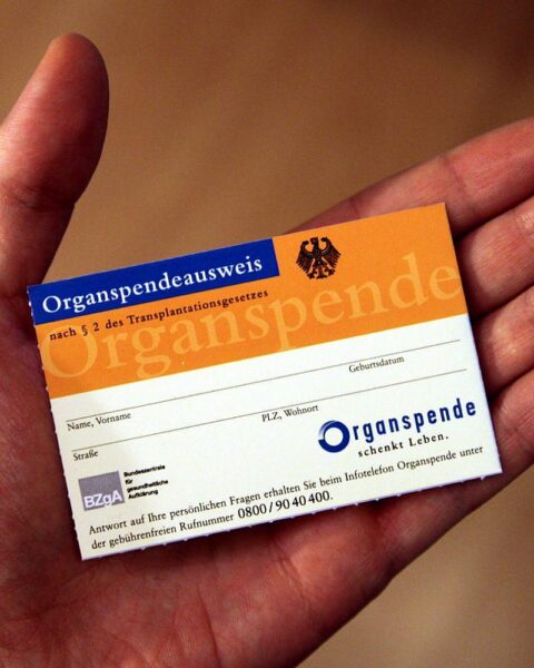 Organspendeausweis auf hellem Hintergrund, symbolisiert Dringlichkeit der Organspenden und Widerspruchslösung.