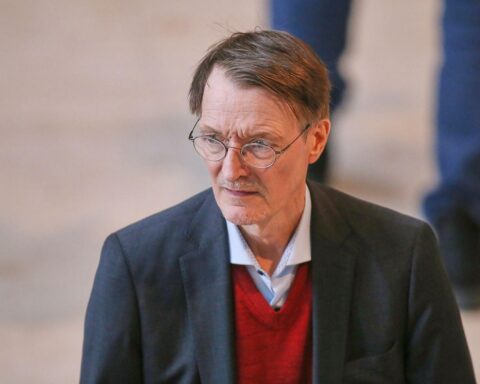 Karl Lauterbach informiert über Hantavirus, beruhigt Bevölkerung zur aktuellen Pandemielage.