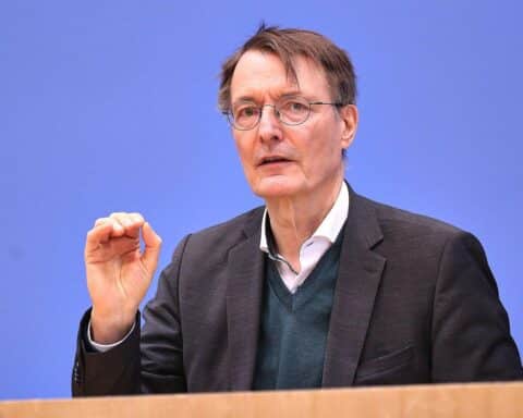 Karl Lauterbach bietet deutschen Gesundheitsdienst für US-Ebola-Patienten an, trotz US-Einreiseverbot.