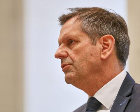 Olaf Lies fordert nationale Zusammenarbeit zur Bewältigung aktueller politischer Krisen in Deutschland.