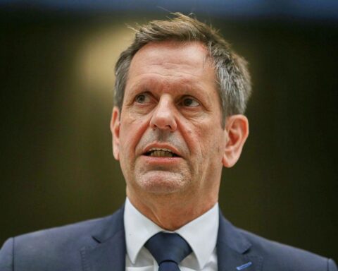 Olaf Lies bei Pressekonferenz, symbolisiert Zusammenarbeit zwischen Regierung, Gewerkschaften und Arbeitgebern.