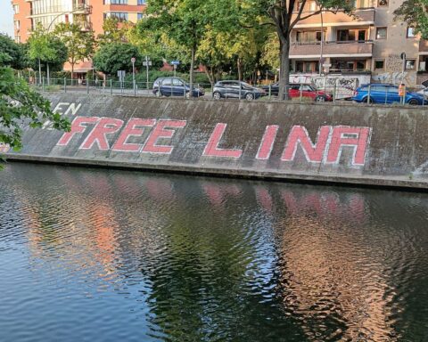 Frei symbolisierende Schriftzüge, die die Freilassung von Lina E. thematisieren.