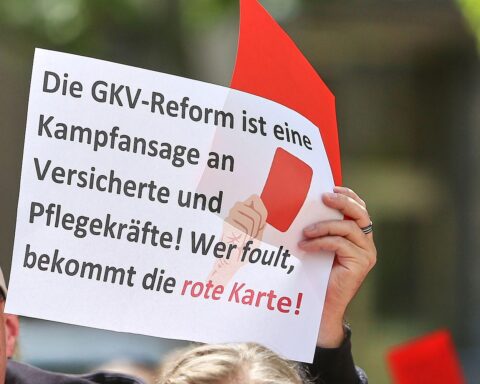 Cansu Özdemir besucht Gesundheitsakteure, während sie die Herausforderungen der Gesundheitsreform diskutiert.