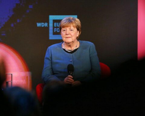Heidi Reichinnek lobt Angela Merkels Diplomatie, statt Friedrich Merz für EU-Verdienstorden.