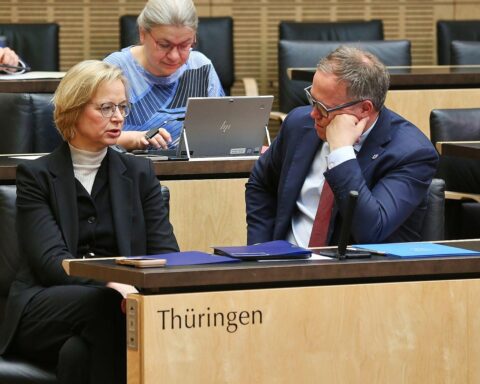 Politiker Katja Wolf und Mario Voigt, Hintergrund Thüringer Landtagsdebatte zu sozialen Problemen.
