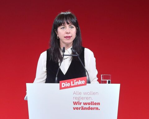 Elif Eralp bei Protestkundgebung für den Erhalt des IAV-Stammsitzes in Berlin.