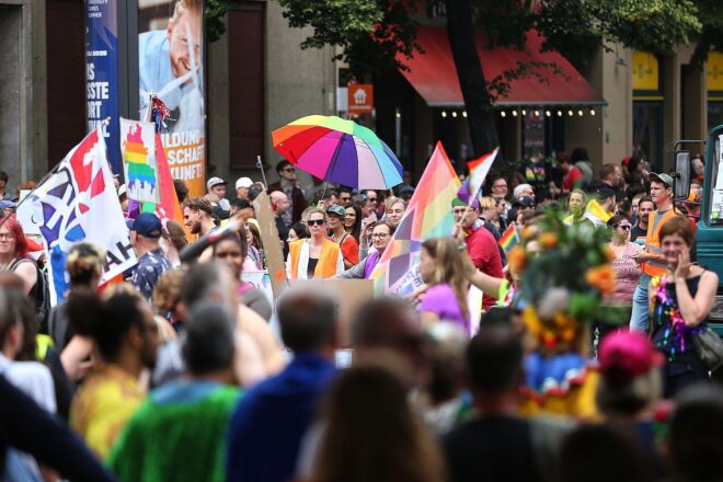 Linke fordert besseren Schutz queerer Menschen