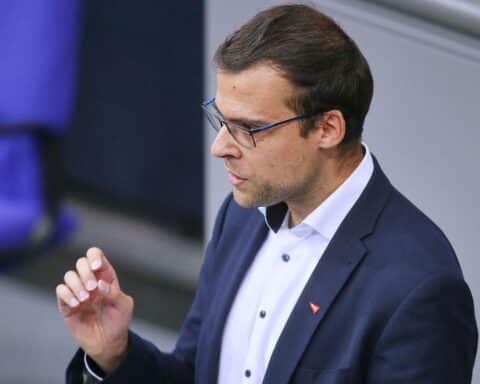 Politiker Fabian Fahl kritisiert CO2-Preis, fordert Klimageld und Entlastungen für Bürger.