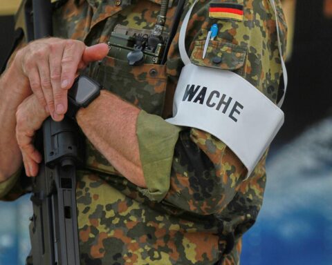 Bundeswehr-Soldat in Uniform, Symbol für aktive Diskussion über Wehrdienst und soziale Gerechtigkeit.