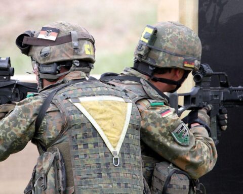 Bundeswehr-Soldaten bei Übungen, Symbol für geplante Reservistenverpflichtung und politische Diskussion.