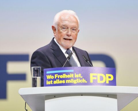Wolfgang Kubicki nach Wahl zum FDP-Vorsitzenden, umgeben von Parteikollegen und Medienvertretern.