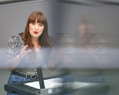 Heidi Reichinnek fordert Abschaffung automatischer Diäten-Erhöhungen für Bundestagsabgeordnete, kritisiert Privilegien.