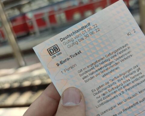 Bild eines 9-Euro-Tickets, Symbol für Verkehrs- und Preisentlastung in Deutschland.