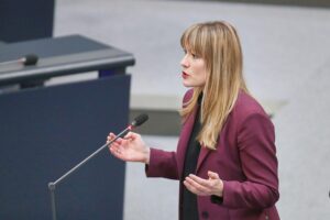 Clara Bünger, Bundestagsabgeordnete der Linken, kandidiert erneut für das Parlamentarische Kontrollgremium.