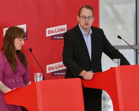 Heidi Reichinnek und Sören Pellmann diskutieren über Gehaltsdeckel in der Linken-Fraktion.