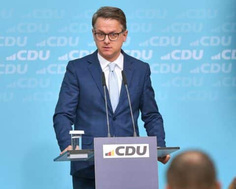 Carsten Linnemann fordert strengere Maßnahmen gegen Sozialleistungsmissbrauch im Rahmen einer politischen Diskussion.