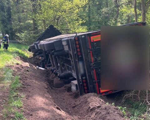 Lkw im Graben, beschädigte Bäume, Polizei und Feuerwehr bei Unfallaufnahme und Bergung.