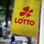Lottozahlen und Jackpot-Anzeige: Glücksspiele mit Möglichkeit auf hohe Gewinne. Suchtgefahr!