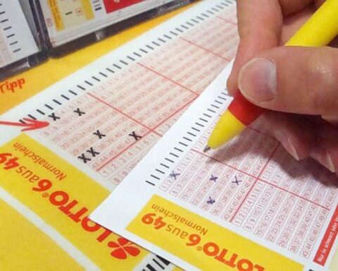 Lottozahlen, Jackpot, Spieler, Glücksschein – Chance auf 50 Millionen Euro, Glücksspielwarnung.