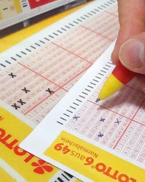 Lottozahlen, Jackpot, Spieler, Glücksschein – Chance auf 50 Millionen Euro, Glücksspielwarnung.
