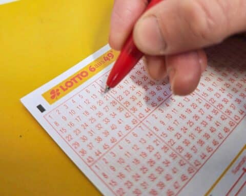 Lotto-Spielschein mit Zahlen, Jackpot-Hinweis und Warnung vor Spielsucht. 50 Millionen Euro warten!
