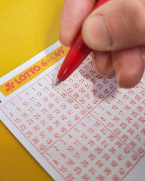 Lotto-Spielschein mit Zahlen, Jackpot-Hinweis und Warnung vor Spielsucht. 50 Millionen Euro warten!
