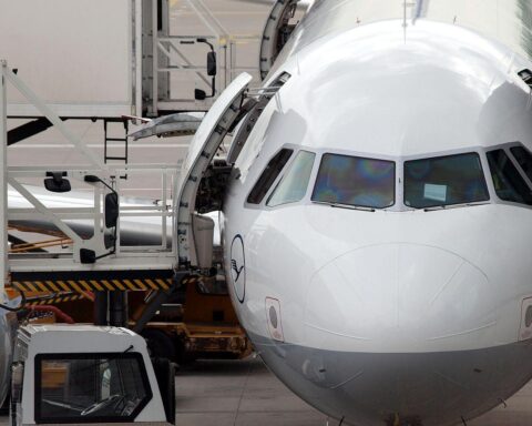 Lufthansa-Maschine am Flughafen, symbolisiert Übernahme von ITA Airways und Wachstum der Airline-Gruppe.